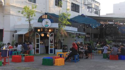 Cafe di Jalan Tunjungan